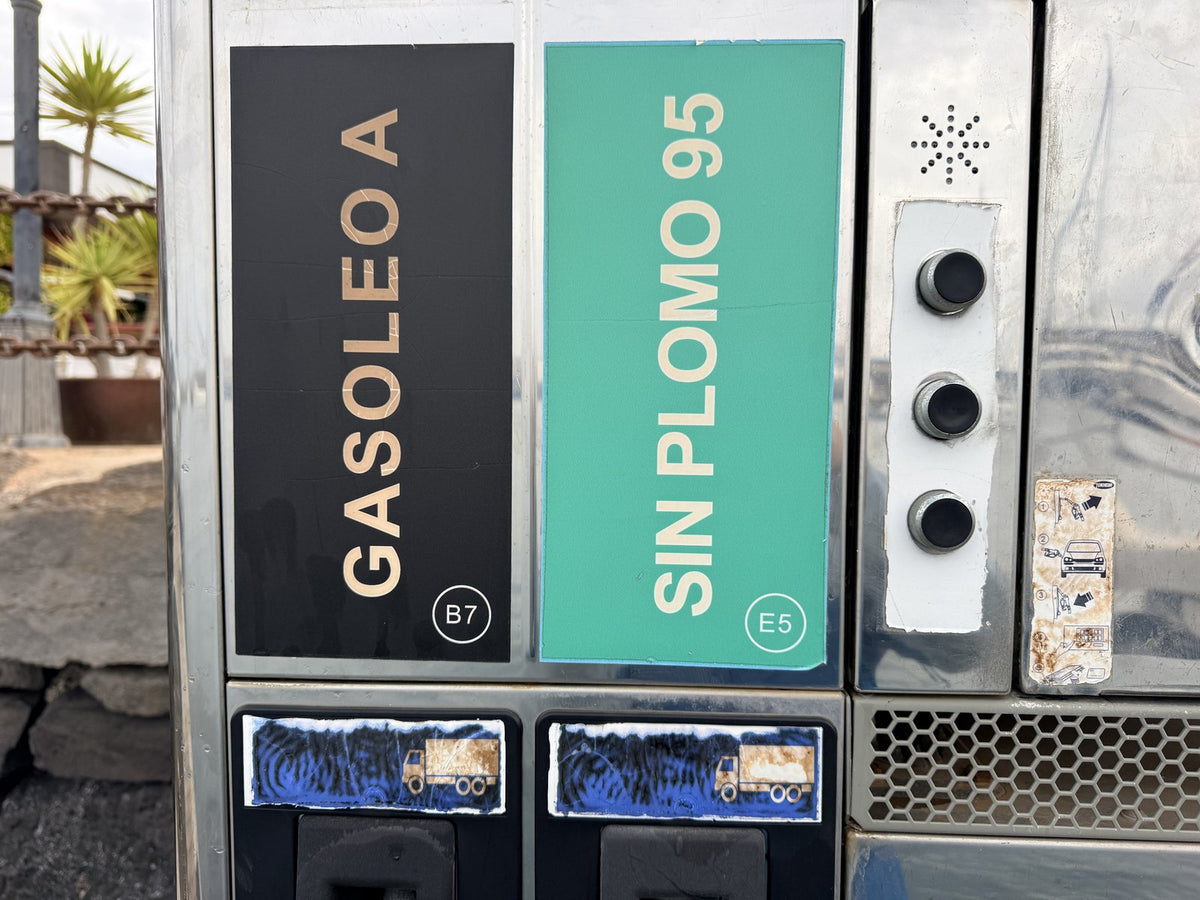The fuel pump at Marina Rubicón: GASOLEO A on the left, SIN PLOMO 95 on the right